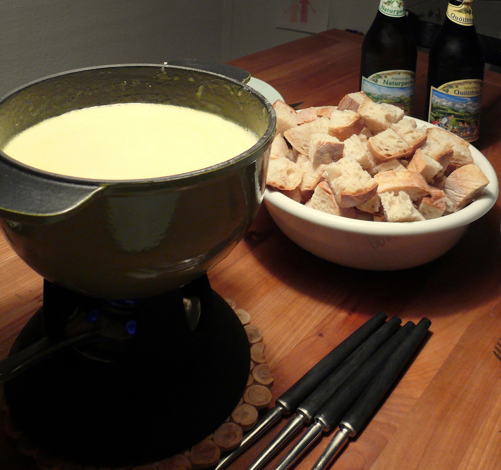 Fondue moitié-moitié fumante dans son caquelon