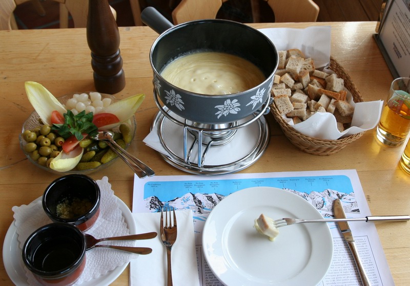 Service à fondue traditionnel dressé sur la table
