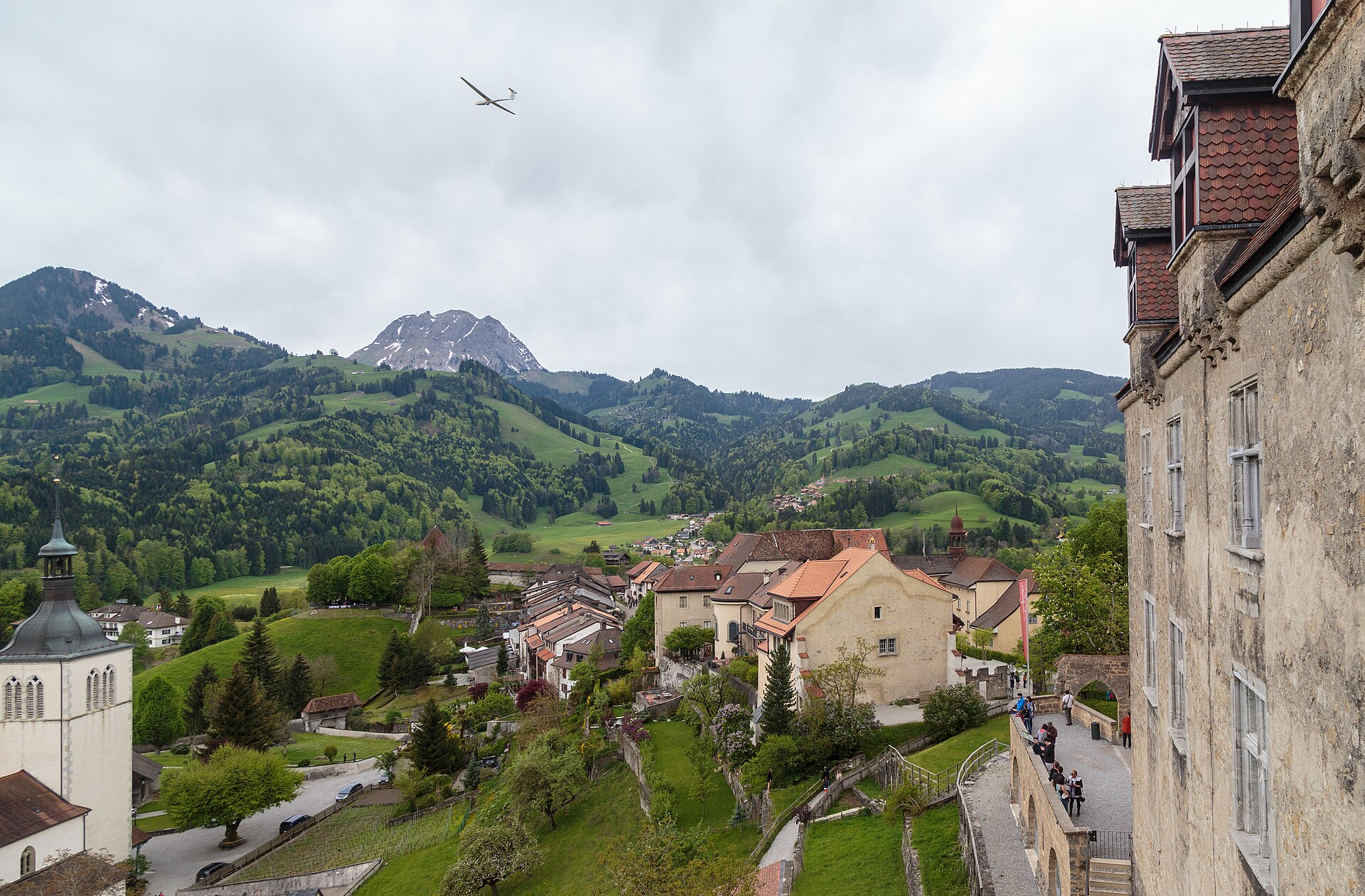 Le terroir gruérien, ses montagnes et ses pâturages à la lumière dorée